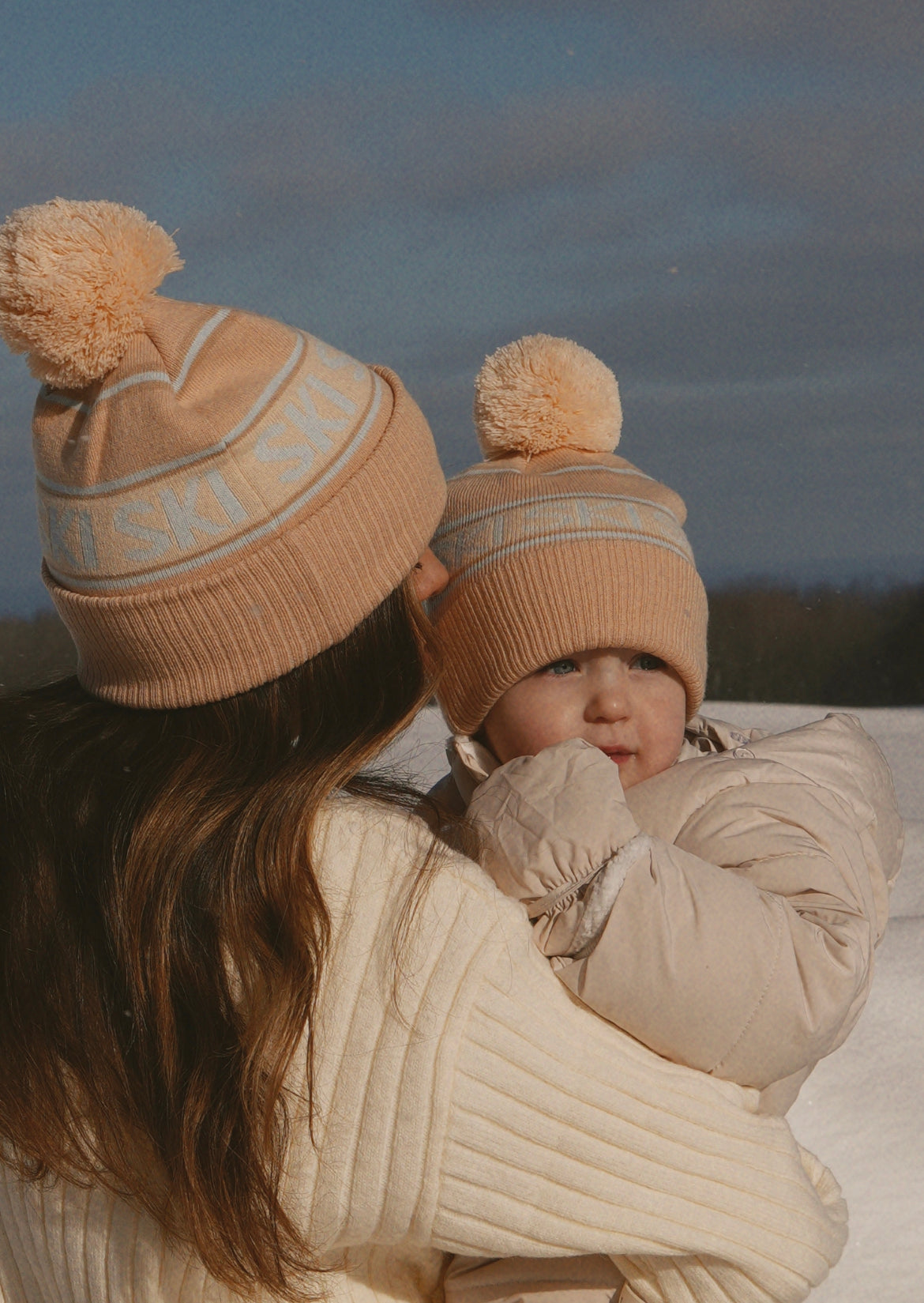 Child / toddler Apres ski beanie, Retro ski wear, vintage European ski knit hat, winter beanie, cream & blue beanie with pom pom fashion ski beanie. Mommy & me ski fashion