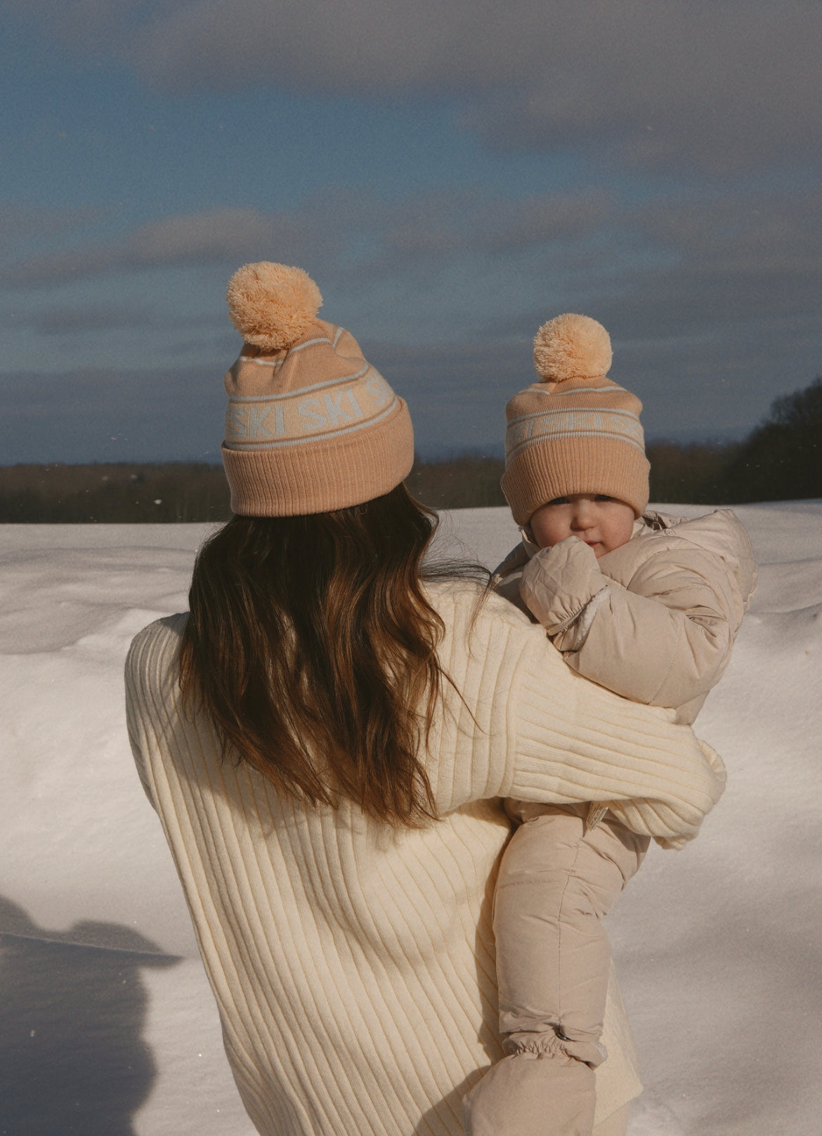Child / toddler Apres ski beanie, Retro ski wear, vintage European ski knit hat, winter beanie, cream & blue beanie with pom pom fashion ski beanie. Mommy & me ski fashion